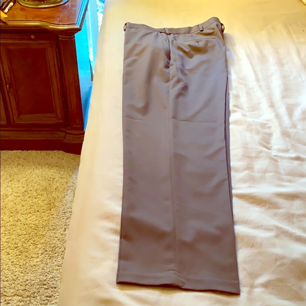 Men’s dress slacks. Excellent condition.